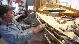 Лу показывает нам свой следующий проект REMORA (1928), Herreshoff 12 1/2, который выбросило на ск...