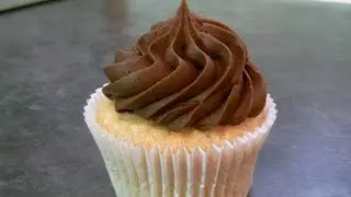 Easy Vanilla & Chocolate Easter Cupcakes