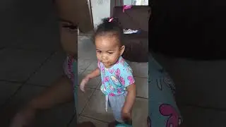 Ayla cantando e dan&ccedil;ando &aacute;rabe 😁