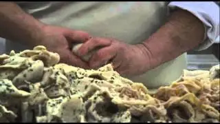 La Naucelloise - D&eacute;coupe et pr&eacute;paration des tripous