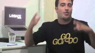 Gordo em Entrevista Bil&iacute;ngue (Code Red, Teahupoo 2011)