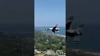 Thunderbirds Rooftop Fly By ⚡️🫡 👀 Air Force Thunderbirds Chicago Air and Water Show 🎥 Noel Thai