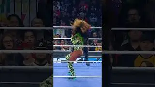 Наоми побеждает Нию Джакс с помощью Samoan Drop