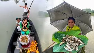 জাল দিয়ে মাছ ধরে নৌকাতে রান্না করে খাওয়া | Village Net Fishing 