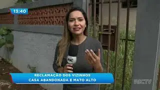 Vizinhos reclamam de mato alto em casa abandonada