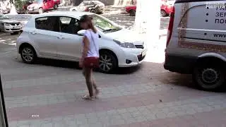 Leute werden auf der Stra&szlig;e verarscht
