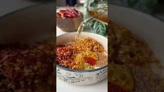 Домашнее &laquo;масло чили&raquo;🌶️ Сможете ли вы угадать СЕКРЕТНЫЙ ингредиент? 🤯 #легкий #рецепт #маслочили ...