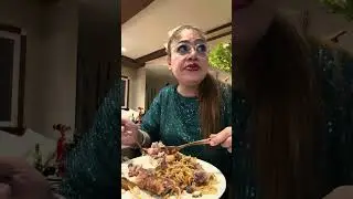 kain muna while nag pa Games pa c host..sarap ng kain ko dito parang nagugutom ako 