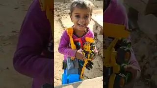 गोद में JCB 🚜 Tractor लेकर खेल रहा 😍 | Cute Kids Short #JCB #tractor #ytshort #CuteBaby #toy