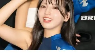 井上戦ラウンドガール、ミニスカで話題！「二の腕ムキムキ」元ハンド部の筋肉美に注目