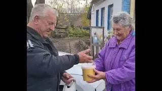 Раздача продовольствия братьям и сестрам во время войны на Украине