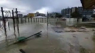 L'alta marea erode la spiaggia a Rimini