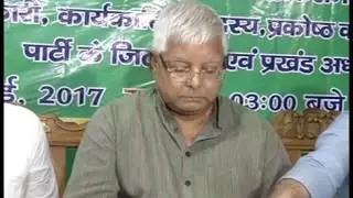 Lalu scold tejasvi yadav for misbehaving with lady reporter.