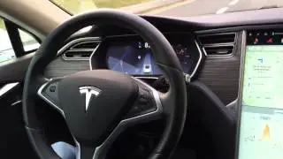 Autopilot w Tesli na polskiej drodze