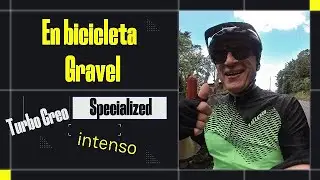 En bicicleta gravel en la monta&ntilde;a con intensidad//TURBO CREO