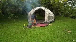 SOLO OVERNIGHT CAMPING IN THE RAIN - RELAXING IN THE TENT WITH THE SATISFYING SOUND OF NATURE - ASMR