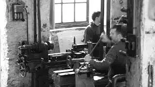 Urdinez jantzitako gizonak Zamacola tailerrean / Los hombres de azul en el taller Zamacola