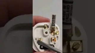 UK Plug Wires and Colours - #electric #electrical #uk #plug #socket #wiring #howto #christmas #light