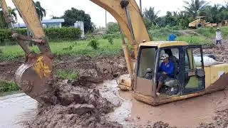 Cảnh xe cuốc 07 bị mắc lầy và cái kết / The scene of a hoe 07 stuck