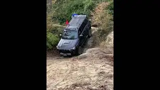 4Runner coming down a small cliff