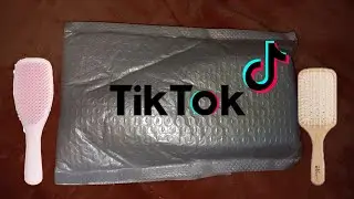 the TikTok Non-Tangle Brush