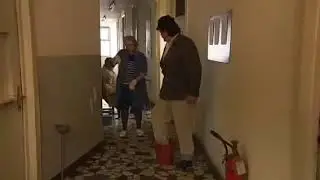 Selo Gori A Baba Se Če&scaron;lja Serija Rada&scaron;in je zgazio kofu za ribanje