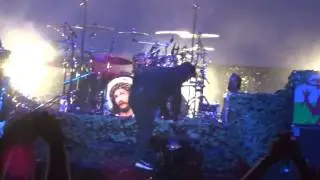 Manic St Preachers - design for life/guitar smash fail - Cardiff Castle 5/6/15