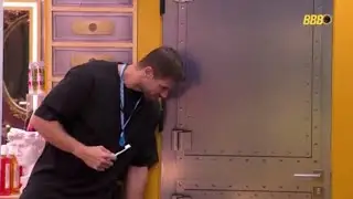 JONAS ATRÁS DA PORTA ESCUTANDO JULIANO FLOSS DETONAR ELE COM MILENA E ANA PAULA