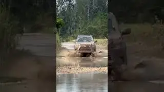Lexus GX460 disfrutando en el pantano #lexus #gx460 #lexusgx460 #offroad #mud
