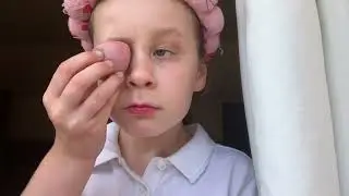 The differences between me and my best friend putting make up on