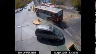 Accidente Metrotranvía con colectivo línea 300