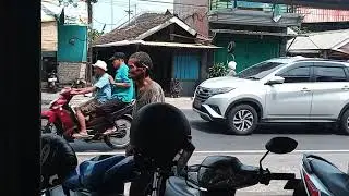 WHAT A BUSY ROAD AROUND ME