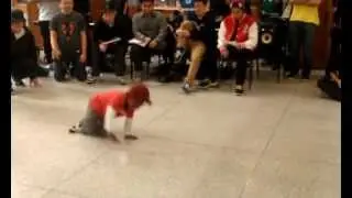 Mo's youngest kids in a breakdance battle