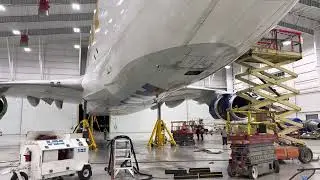 Boeing 747 gear swing