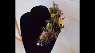 Kukkakoru olkap&auml;&auml;lle. Floral piece of jewellery.