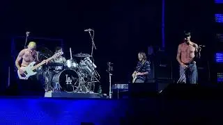 Red Hot Chili Peppers - Nobody Weird Like Me ( Live Sevilla - 4/6/22)