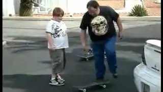 Fat guy tries Skateboarding! FAIL