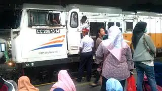 KA Gajayana (42) BLB Stasiun Bekasi menaikan penumpang rombongan