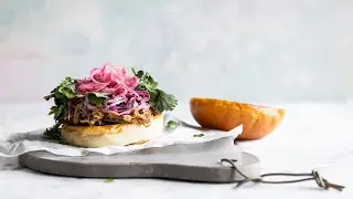 Burger s trhan&yacute;m masem a coleslawem