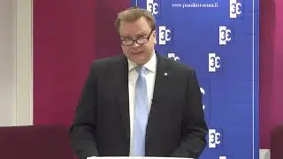 Puolustusministeri Antti Kaikkonen: 