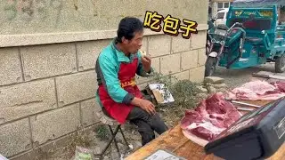 老孟卖猪肉，大早上吃两袋泡面还没饱，竟然又吃个大包子，顶不住#放心肉 #猪肉 #黑猪肉 #猪肉佬 #放心肉 #猪肉涨价 #黑猪肉 #猪肉佬 #猪肉价格 #卖猪肉