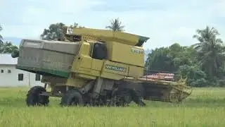 PART 1 of 2 MESIN PADI 8080 BERGERAK ATAS JALAN LADANG NAK MENUAI PADI
