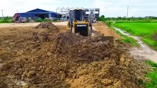 Shantui DH17C2 Bulldozer Pushing Heavy Soil  Earthmoving Construction Power