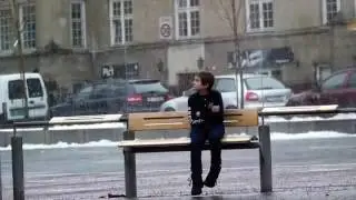 Un bambino sta morendo dal freddo.  Guardate i passanti come hanno reagito..