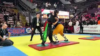 Finale 2&deg; round Tui Sho a piedi fissi femminile 16/17 anni 55/60 kg perso da Cecilia (sx)