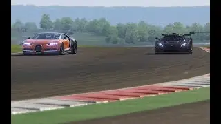 Battle Koenigsseg One:1 vs Bugatti Chiron at Vallelunga