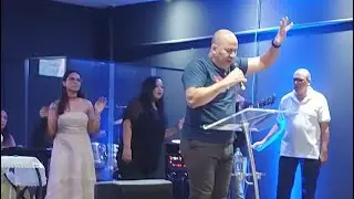 Um Baiano mostrando um toque de Chef na cozinha de uma maneira divertida.