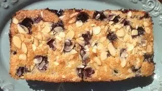 Blueberry and almond cake with a touch of lemon
