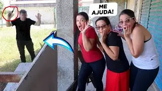 INVADIMOS A CASA ABANDONADA DO ESTRANHO - FOMOS PEGOS!!?😀😀 Izia e Nildo Barroso