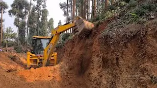 JCB Backhoe Loader machine cutting sloppy hill- Jcb loader machine clinging dirt in new Track